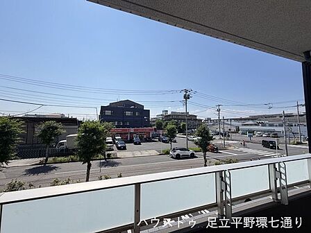 視界が広がる開放的な眺望。青空を感じながら気持ちよく暮らせる住環境です。