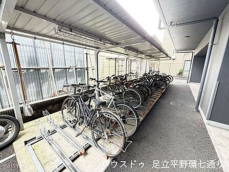 屋根付き駐輪場で自転車も雨から守れます。整理整頓された共用部です。