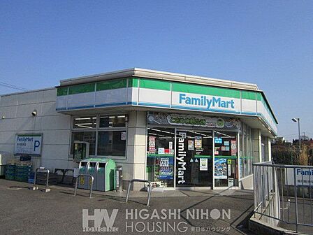 ファミリーマート都筑加賀原店 徒歩8分。24時間営業の便利なコンビニが近隣にあり、便利な生活環境が整います。暗くなった夜も24時間営業の明かりがついていると心強いですね。いつでも気軽に立ち寄れ、心強…
