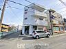 周辺：横浜山内郵便局 徒歩11分。●徒歩圏内に郵便局があり、お荷物の発送などに大変便利です。昨今ではフリマアプリの利用者向けに郵便局から簡単に発送できるサービスなどもあり便利にお使いいただけます● 800m