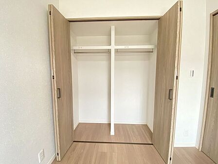 クローゼット付きで、衣類や荷物をすっきり整理しやすい空間です〇