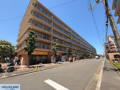 外観:1階部分に店舗が入っており、ちょっとした用事も建物内で済ませられる利便性が魅力!歩道もきれいに整備されており、小さなお子様との歩行も安心です☆青空が似合う、明るいベージュタイルの外観が目を引きます! 外観:1階部分に店舗が入っており、ちょっとした用事も建物内で済ませられる利便性が魅力!歩道もきれいに整備されており、小さなお子様との歩行も安心です☆青空が似合う、明るいベージュタイルの外観が目を引きます!