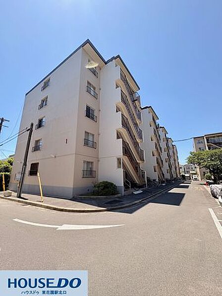 青空に映える明るい色調の外観が魅力的な、5階建ての落ち着きあるマンションです!全戸にバルコニーが配置されており、日当たりや通風も良好。敷地が角地に面しているため、開放感のある佇まいとなっています☆