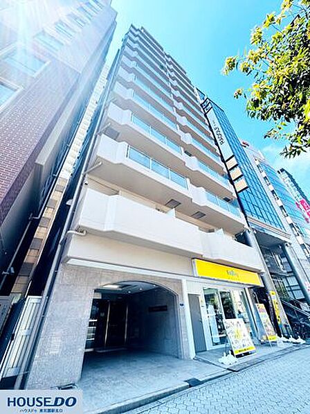 都会の青空に映える、洗練されたグレーのマンション外観☆落ち着いたデザインと質感で、毎日帰るのが楽しみになる空間です！バルコニーのラインも美しく、機能美を感じさせます♪