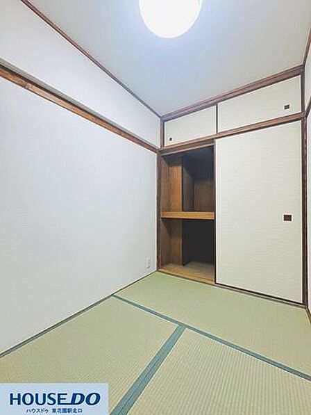 いぐさの香る和室には、布団や季節の衣類をすっきりとしまえる押し入れを設置!お部屋を広く保ちながら快適に過ごせます♪