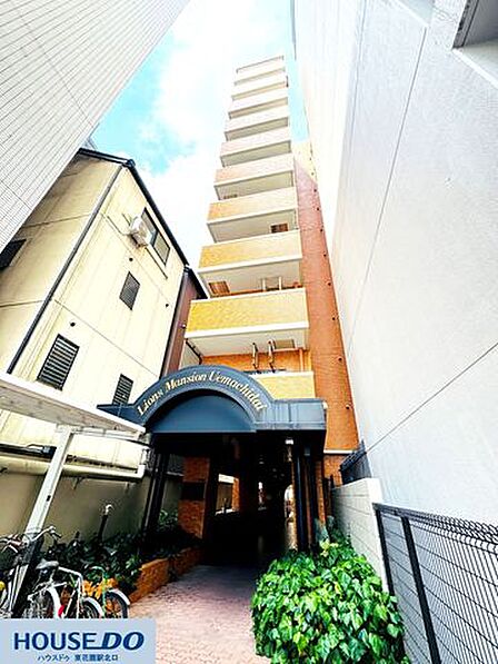 青空に向かってまっすぐ伸びるスタイリッシュなフォルムが魅力の建物です♪緑豊かな植栽とエレガントなエントランスゲートが、心地よい迎賓の空間を演出します☆