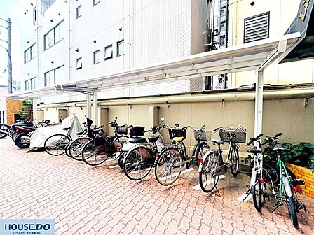 屋根付きで雨の日も安心の、広々とした駐輪場を完備しています♪整然と区画整理されており、大切なお自転車を快適に保管できる便利なスペースです☆