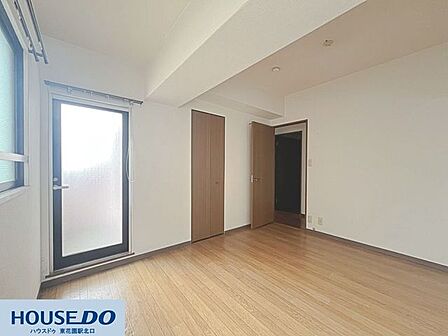 温かみのあるフローリングが広がるお部屋！クローゼット付きで、衣類や荷物もスッキリ収納できます☆