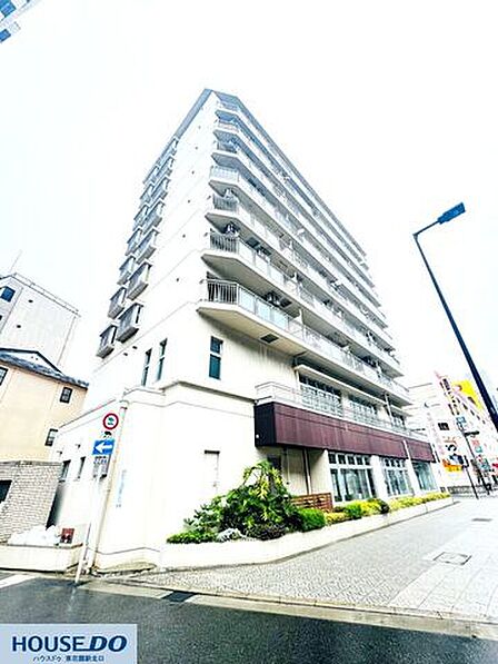 角地にどっしりと佇む存在感のある外観☆足元には豊かな植栽が施され、街並みに彩りを添えます♪周辺にはドラッグストアや金融機関が揃い、暮らしの利便性が高い立地です!
