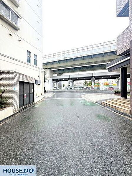 舗装された広いアプローチ道路☆大きな道路や高架線へのアクセスがスムーズで、お車の移動にも便利なロケーション♪近隣には商業施設も点在し生活しやすい環境です!