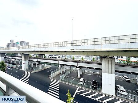 バルコニーからの見晴らしが良く、抜け感のあるロケーション☆周辺には大きな道路や交通網が整い、移動の利便性を感じられるロケーションです♪