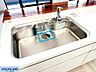 キッチン：広々としたステンレス製のシステムキッチンシンクです♪水切りや洗剤ラックも付属しており、食器洗いや調理作業がスムーズに行える便利な設備です☆