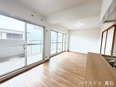大きな窓から自然光が降り注ぐリビング空間。ダイニングと一体となったゆとりある設計で、上質な家族時間を演出します。
