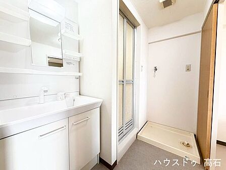 清潔感と使いやすさに配慮された洗面所で、毎日の生活を快適にサポートします。