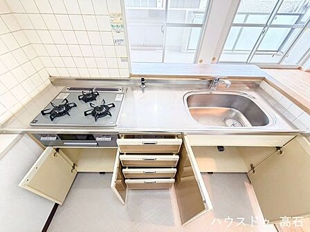 収納豊富なシステムキッチン。窓付きで換気がしやすく、明るい空間で快適にお料理を楽しめます。