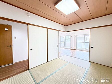 ピカピカの草の香りが心地よい6帖和室！ リビング続きで使えば大空間としてさらに広く開放的に活用できます！