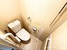 トイレ：使いやすさに配慮された、手すり付きですっきりとしたトイレ空間です。