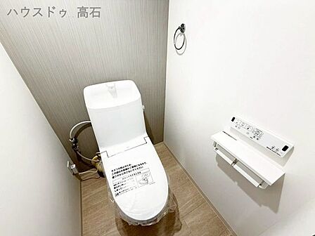 清潔感のある温水洗浄便座付きトイレ。快適にご利用いただけます
