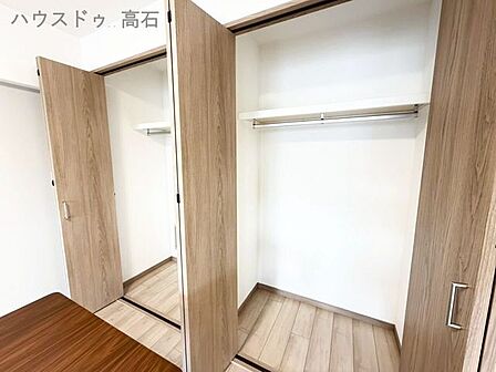 大容量のクローゼットを完備。衣類はもちろん、季節物やスーツケースまでしっかり収納できるため、お部屋をすっきり広く使えます
