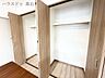 収納：大容量のクローゼットを完備。衣類はもちろん、季節物やスーツケースまでしっかり収納できるため、お部屋をすっきり広く使えます