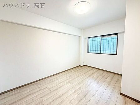 おしゃれなアクセントクロスが魅力の快適なお部屋