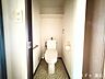 トイレ：快適に使える温水洗浄便座付きの清潔感あるトイレ空間。