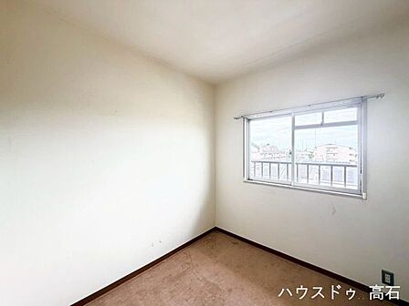 やわらかな光が差し込む洋室