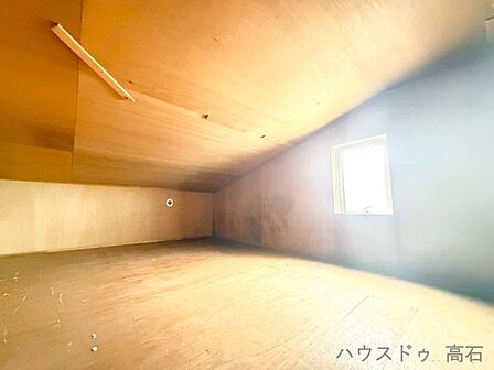 グルニエ(屋根裏収納)大容量の屋根裏収納(グルニエ)付き!しっかり自然光が差し込むだけでなく、空気の入れ替えや換気もできるため、大切な荷物も安心して保管できます。