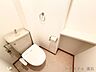 トイレ：すっきりとしたトイレ空間に温水洗浄便座を備え、日々快適にご利用いただけます。