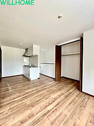 JR紀勢本線 冷水浦駅 5.2kmの賃貸アパート 2階1LDKのリビング/ダイニング