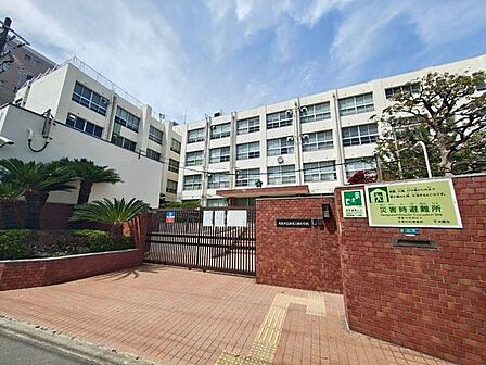 新東三国小学校 128m