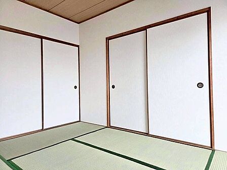 畳のい草がふんわりと香り、座ったり寝転んだりと足を伸ばしてのびのびくつろげる空間です。清潔感のある白い襖と温かみのある木目に囲まれており、日々の慌ただしさを忘れてホッと落ち着ける居心地の良さです。