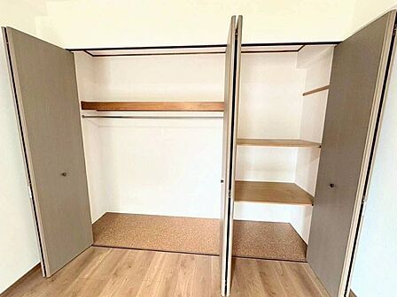 服と小物を同じ場所にまとめて収納できるため、持ち物を一目で把握しやすくなります。探す手間が省けることで動線が短縮され、慌ただしい朝の身支度やコーディネートも効率よく行えます。