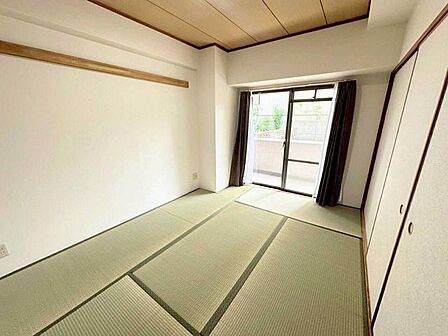 大きな窓からやわらかな自然光が差し込む、穏やかで落ち着いた和の空間。畳の温もりとすっきりとした内装が心地よく、日々の疲れを癒やしながらゆったり過ごせます。