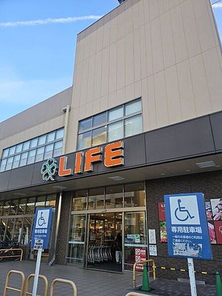 ライフ東淡路店 650m