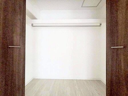 リビングとつながる洋室には大容量のクローゼットがあり、洋服やバッグのなど毎日の身支度にさっと出し入れができたり、使用頻度が高くかさばりやすい日用品の保管場所としても便利に使えます。
