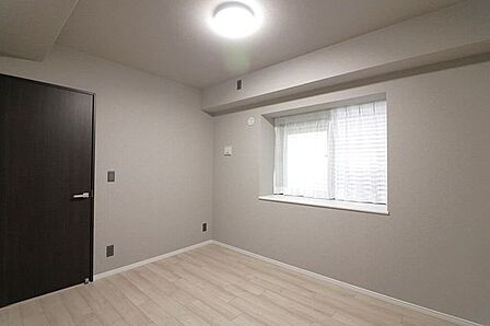 窓の外は玄関前のポーチになっており、共用廊下とは違いプライバシーが確保されています。