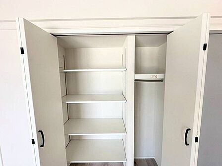 リビングの収納スペース。家族の身支度に必要なものの他、食品や日用品の保管場所としても便利に使えます♪