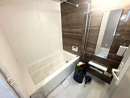木目調のアクセントパネルがおしゃれなバスルーム♪一日の疲れを心地よく癒やしてくれる上質な空間です☆