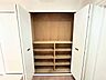 収納：両開き扉で中身を一全開で見渡せる構造のため、目的のものをスムーズに取り出せます。扉を閉めれば壁面に馴染み、玄関空間をすっきりと見せられます。