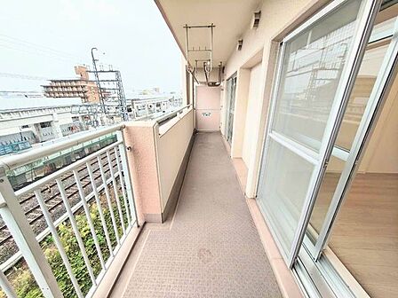 南東向きのバルコニー、洗濯物も気持ちよく乾きそうです♪