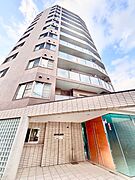 重厚感のある外観デザインが印象的で、落ち着いた街並みに調和しながらも存在感を放ちます。住まう方のステータスを感じさせる上質なマンションです。