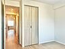 その他：木目扉の折れ戸クローゼットを備えた清潔感あふれる洋室！白を基調とした壁面と温もりある木目フロアが洗練された空間を演出します。扉を開ければ廊下や他室へスムーズに繋がる、使い勝手の良い明るいお部屋です。