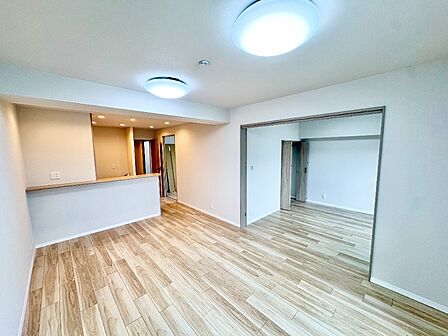 大画面テレビも余裕で置けるワイドなリビング！家具の配置も考えやすく、ご家族の好みに合わせたインテリアコーディネートを楽しめそうですね♪