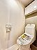 トイレ：手洗い一体型で清潔感のある温水洗浄便座付きトイレ！上部にはトイレットペーパーや掃除用品を隠して収納できる便利な吊戸棚を設置。シックなアクセントクロスがおしゃれで落ち着く快適な個室空間です。