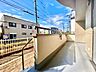 その他：青空が広がる南東向きの開放的なテラス＆専用庭！手すり付きの階段から気軽にお庭へ出入りでき、ガーデニングや日光浴をゆったり楽しめます。陽当たりが良く、外の風を感じながら心地よく過ごせる魅力的な空間です。
