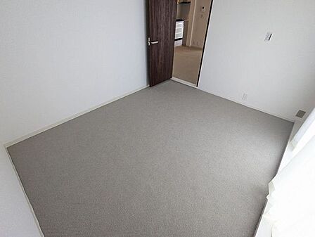 すっきりとした間取りで、さまざまな使い方が広がる多目的な部屋。