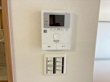 室内のモニター付きインターホンです。不在時の来客録画機能や、ドアを開けずに誰が来たか確認出来るので防犯面でも安心です。