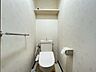 トイレ：トイレはウォシュレット機能付き、タンクには手洗いもあるので清潔にご使用頂けます。