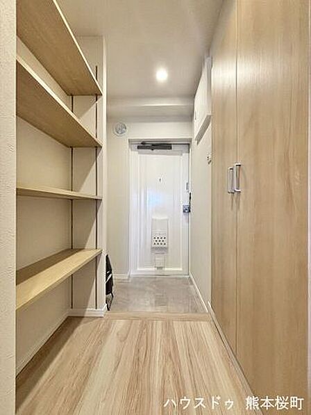 ■「ただいま」の安堵をくれる場所■訪れる人を迎え入れ、帰るたびにホッと一息つける、明るく機能的なエントランス。